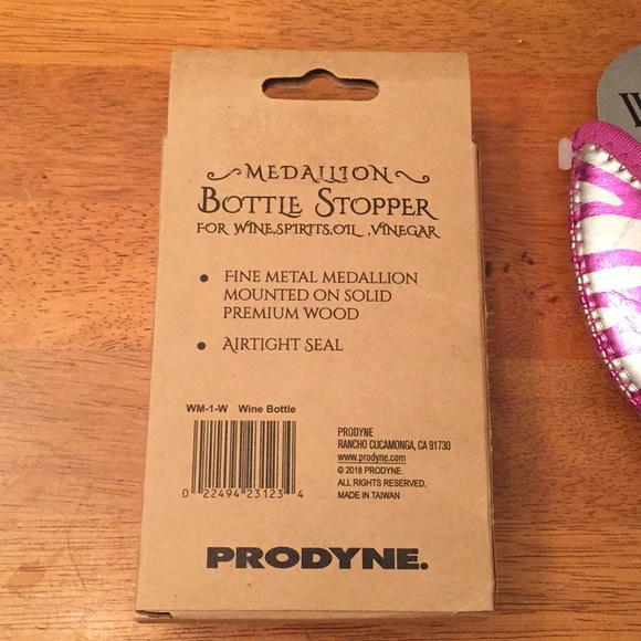NWT Wine bottle stopper and wine coozie - Picture 2 of 3